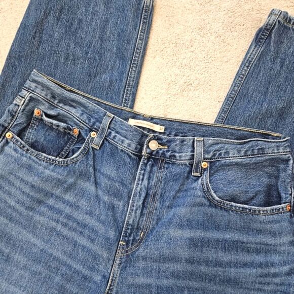 Levis | Low Pro Straight in Medium Wash Denim Distressed Jeans, Womens 32 - Picture 4 of 6